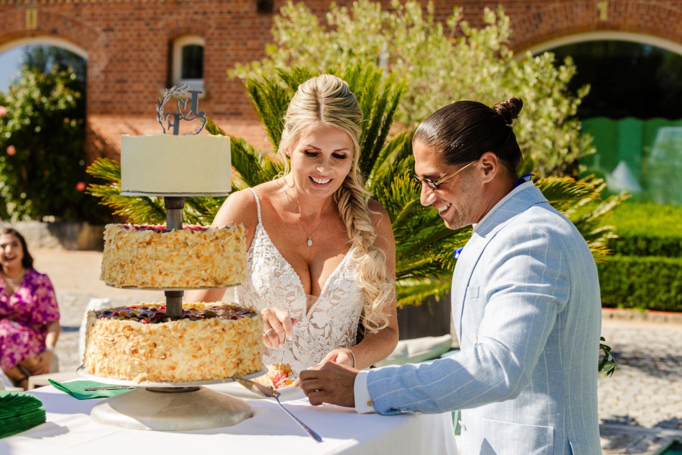 Braut und Bräutigam schneiden eine große Hochzeitstorte im Remontedepot in Heroldstatt.