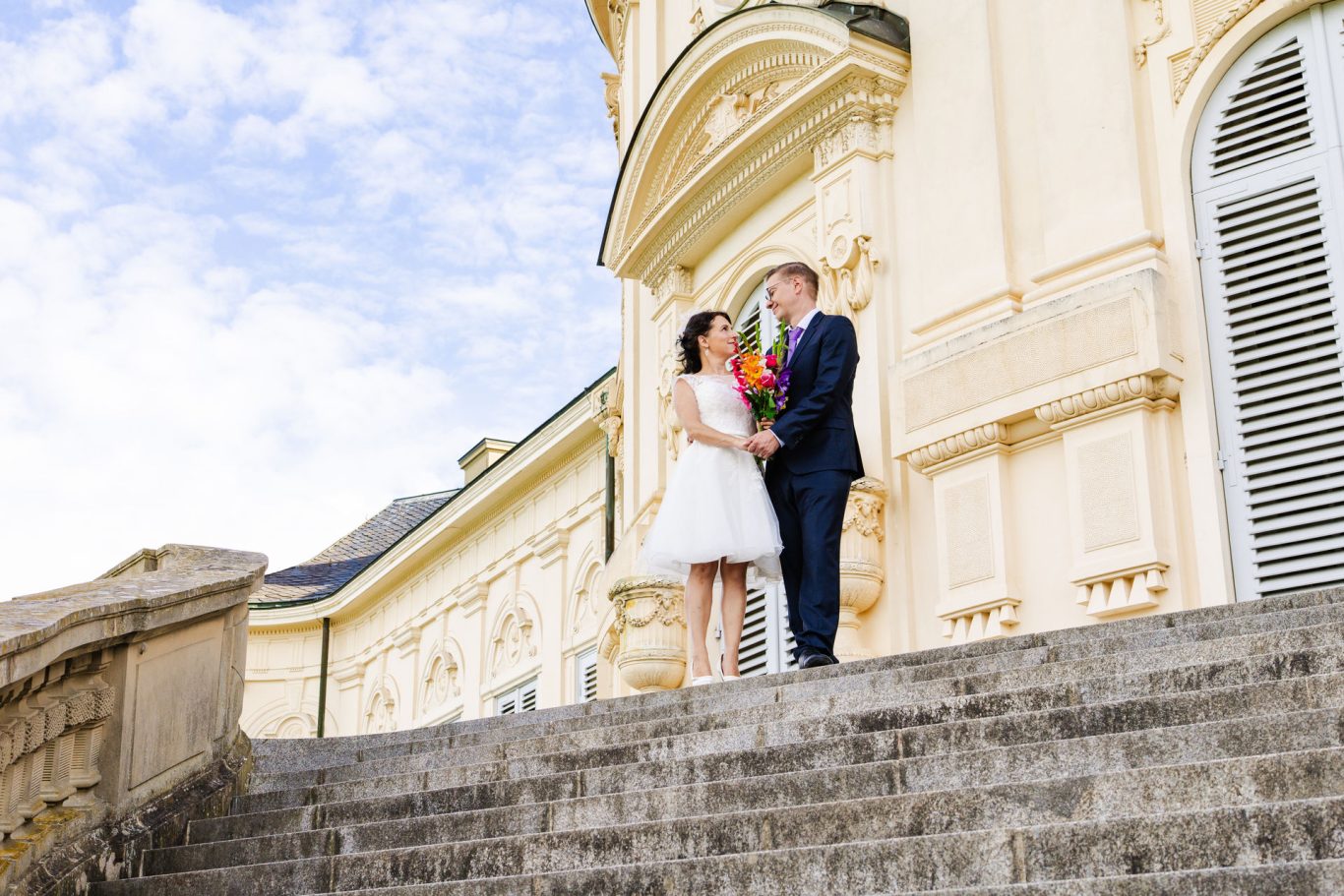 Hochzeitspaar im Hochzeitsoutfit auf Schloss Solitude