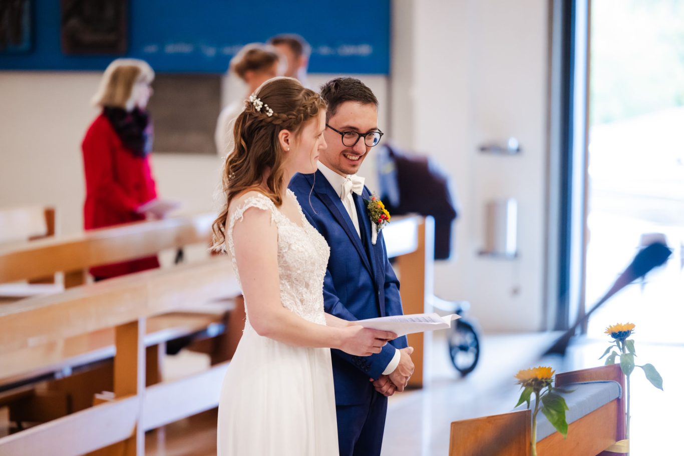 Brautpaar während der Trauung in der Herz Jesu Kirche
