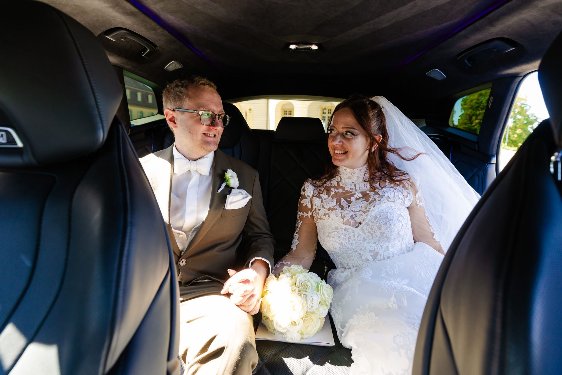 Hochzeitsauto vor Schloss Solitude