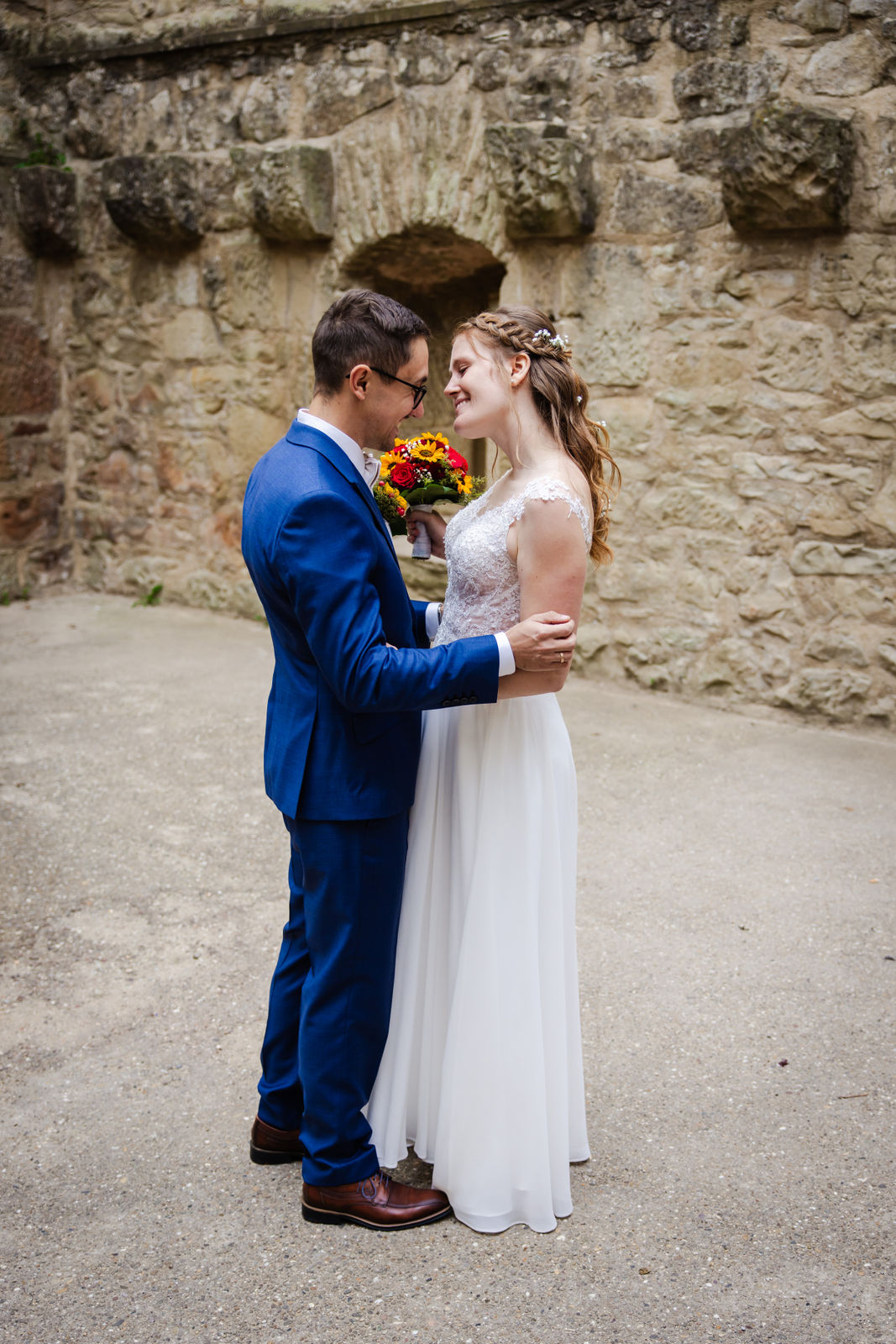 Brautpaar beim First Look in der historischen Y-Burg