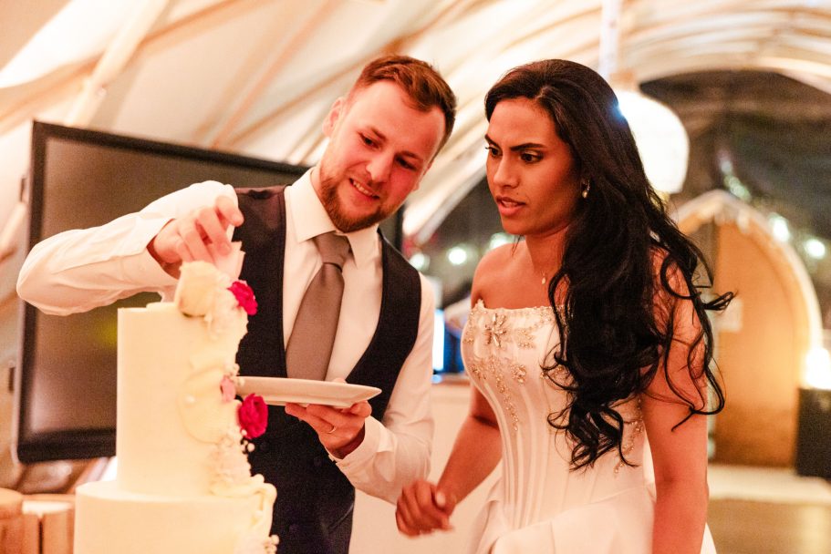 Hochzeitstorte und Brautpaar in sôltē Studios