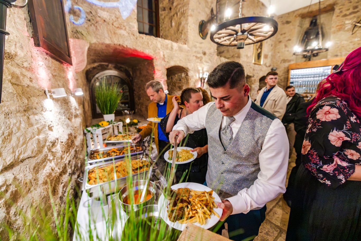 Brautpaar beim gemeinsamen Essen auf der Hochzeit