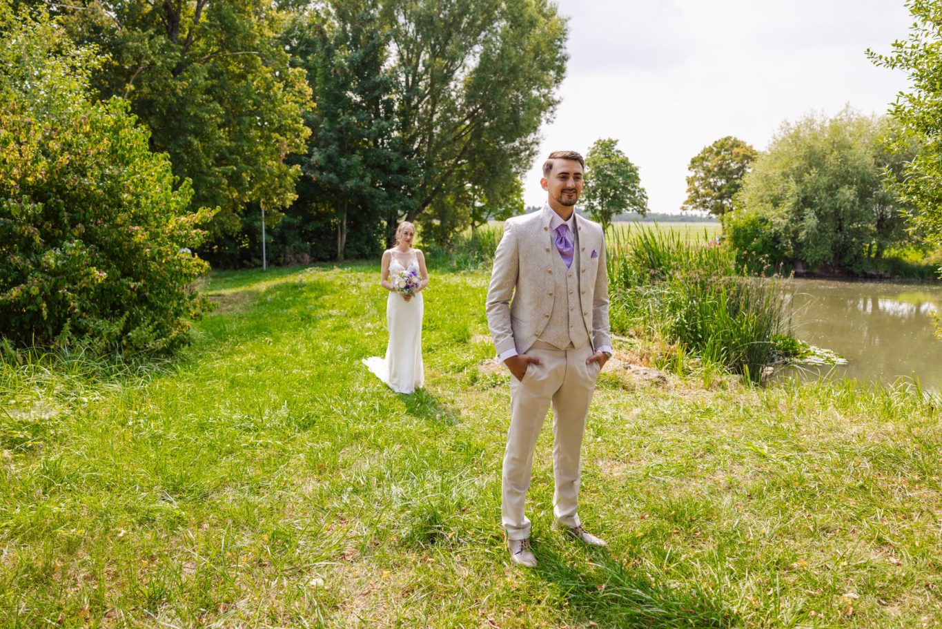 Braut und Bräutigam beim First Look in der Natur