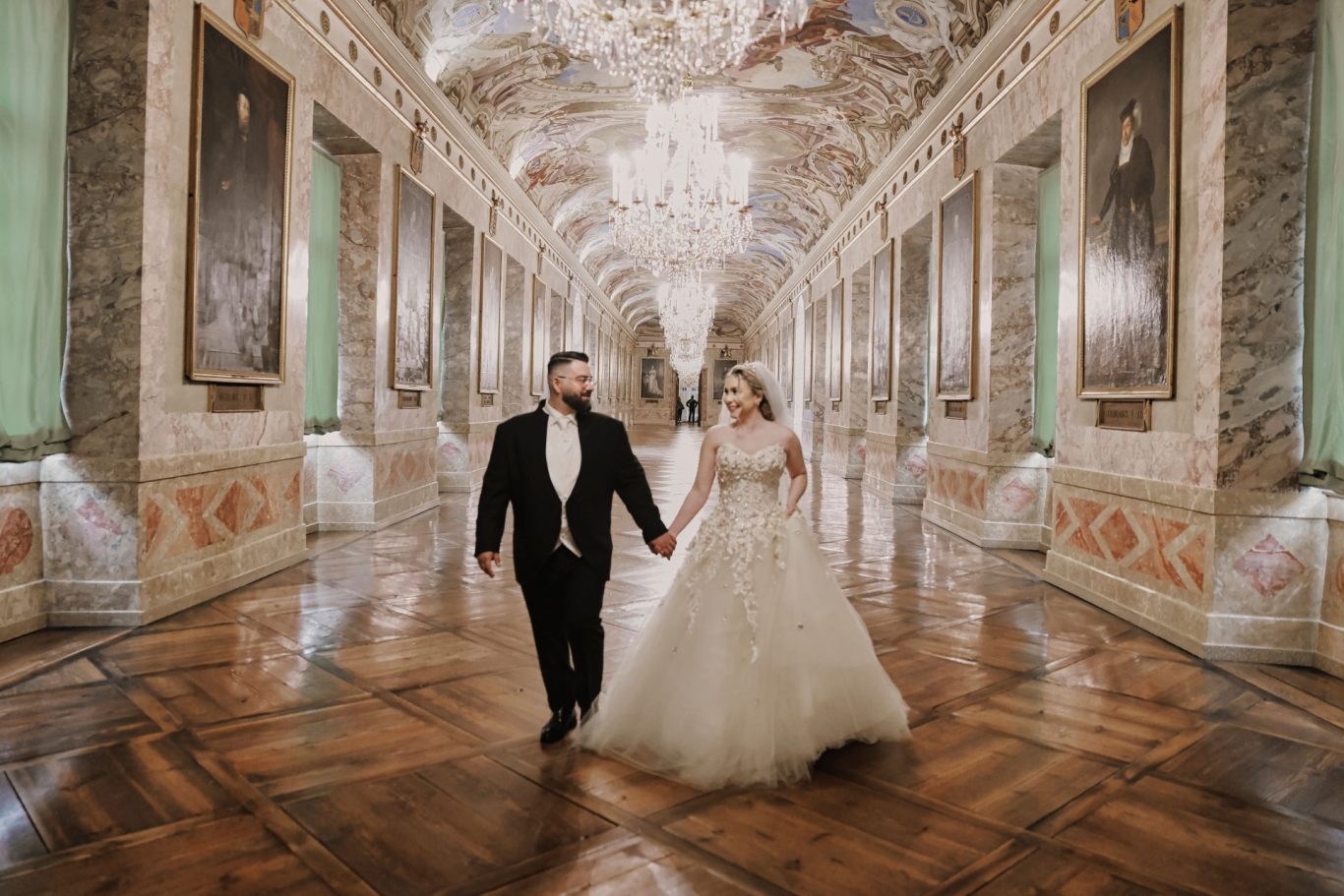 Brautpaar beim Hochzeitsshooting im Ahnensaal des Residenzschlosses Ludwigsburg