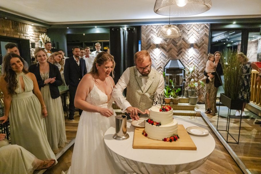 Brautpaar beim Anschneiden der Hochzeitstorte