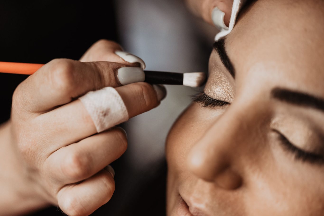 Make-up beim Getting Ready der Braut