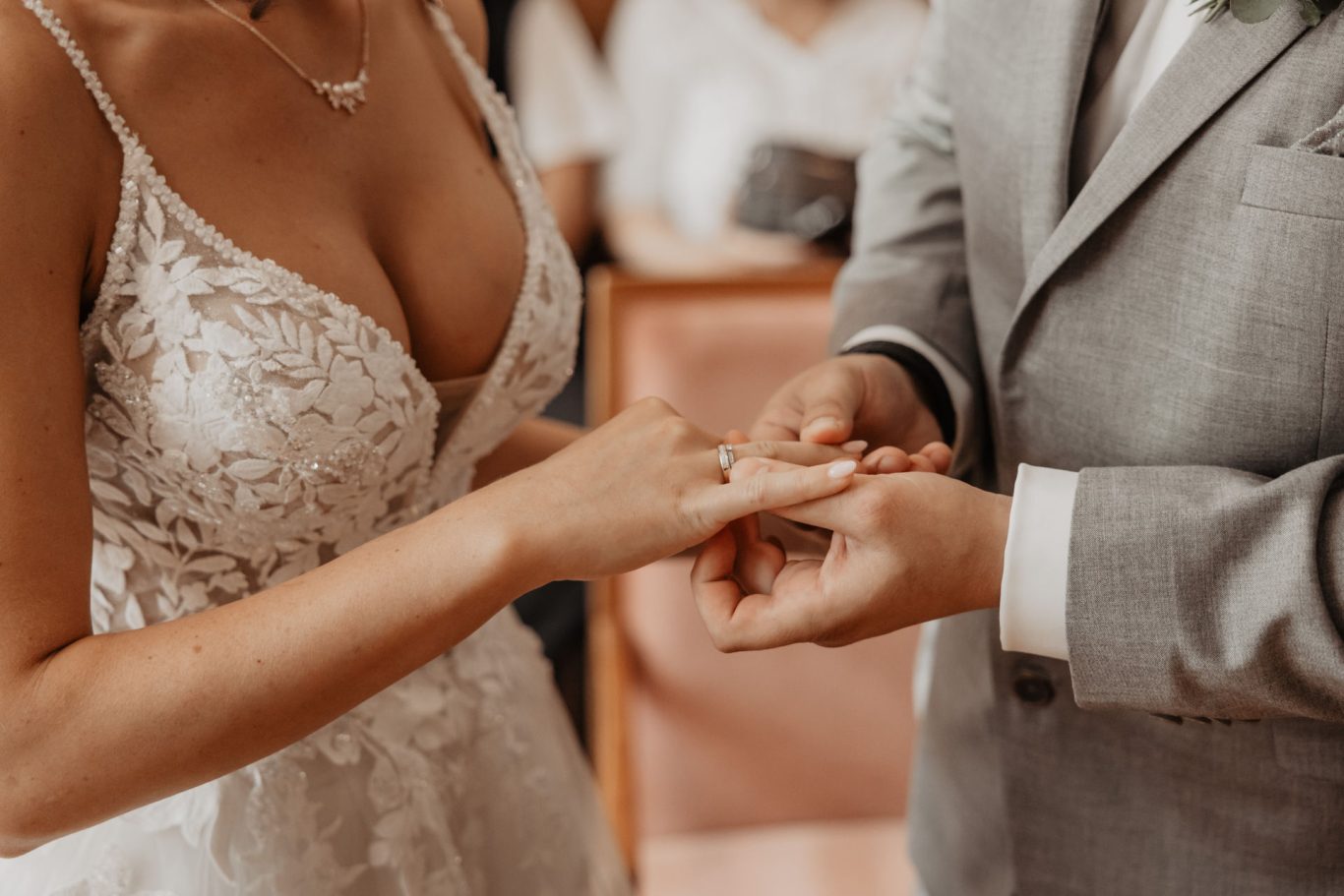 Julia und Chris bei ihrer standesamtlichen Trauung im Rathaus Albstadt-Ebingen