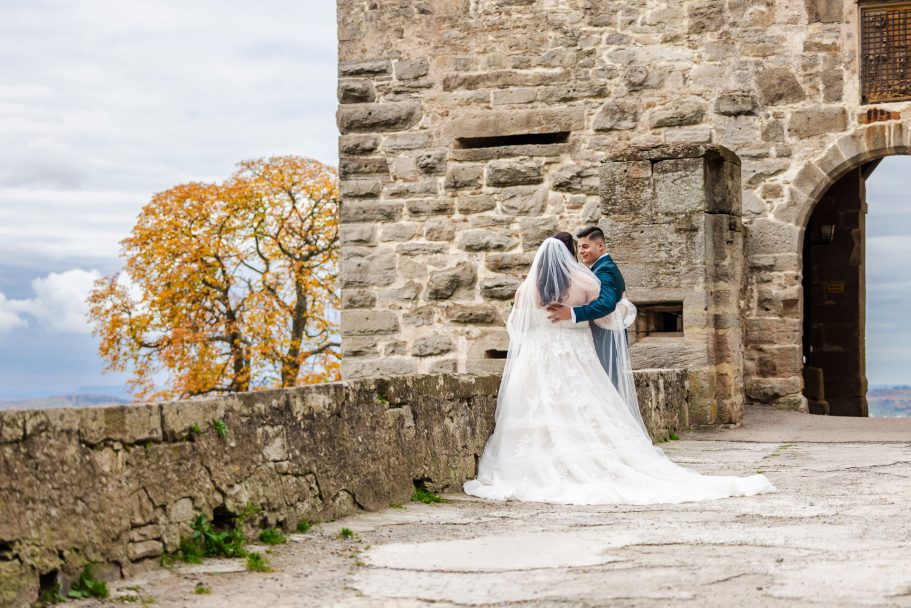 Brautpaar mit Blick über die Landschaft rund um Burg Lichtenberg