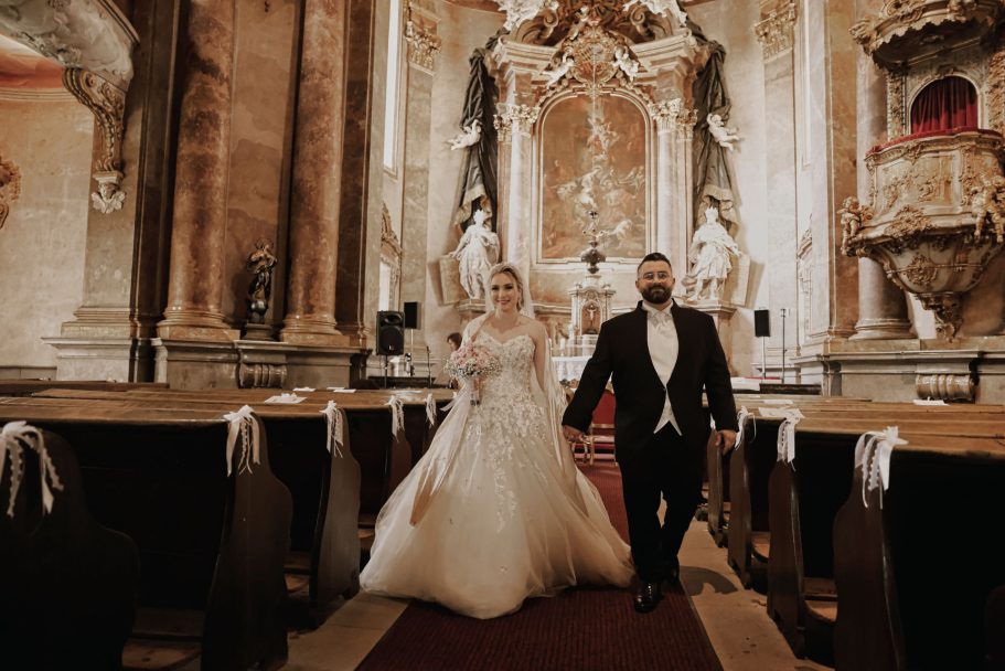 Brautpaar nach der Trauung im Residenzschloss Ludwigsburg