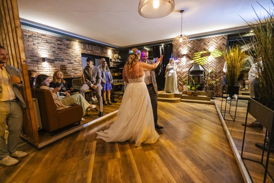 Inniger Moment des Brautpaares beim Hochzeitstanz