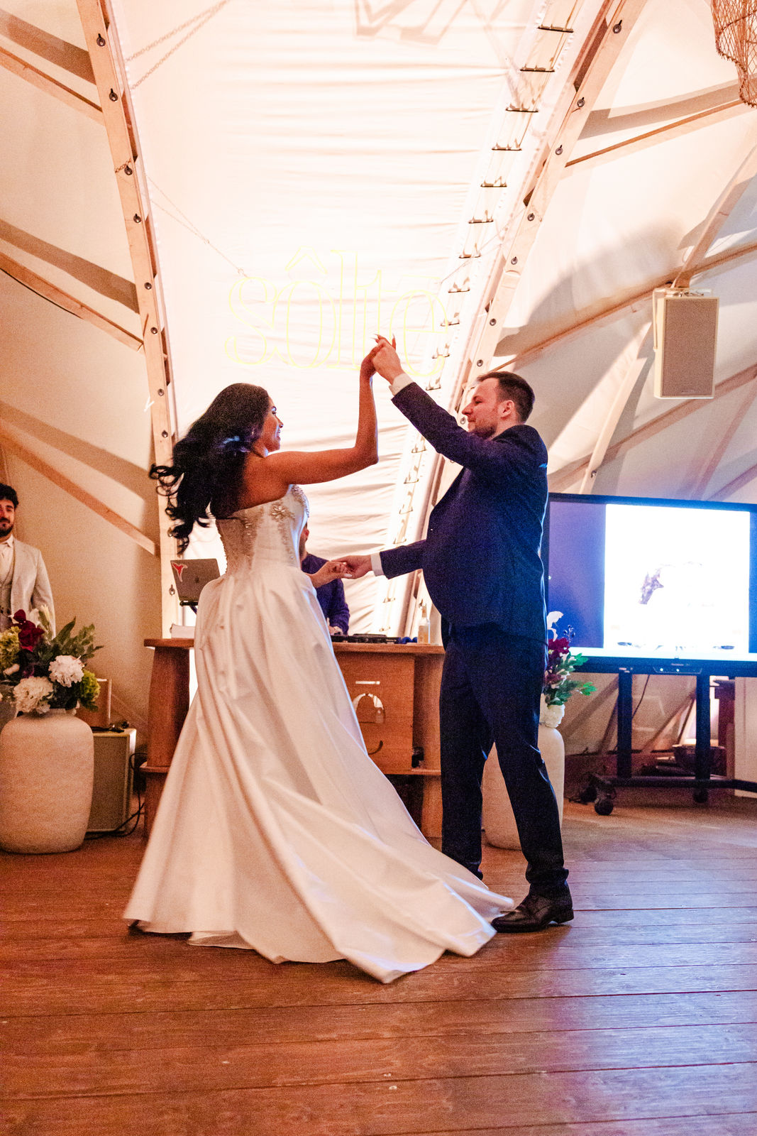 Hochzeitstanz und Brautpaar in sôltē Studios
