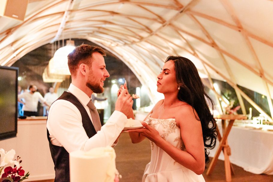 Hochzeitstorte und Brautpaar in sôltē Studios