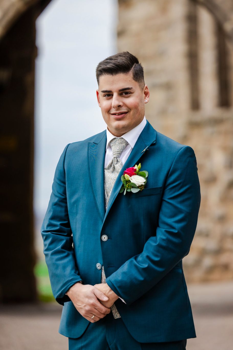 Portrait des Bräutigams beim Hochzeitsshooting auf Burg Lichtenberg