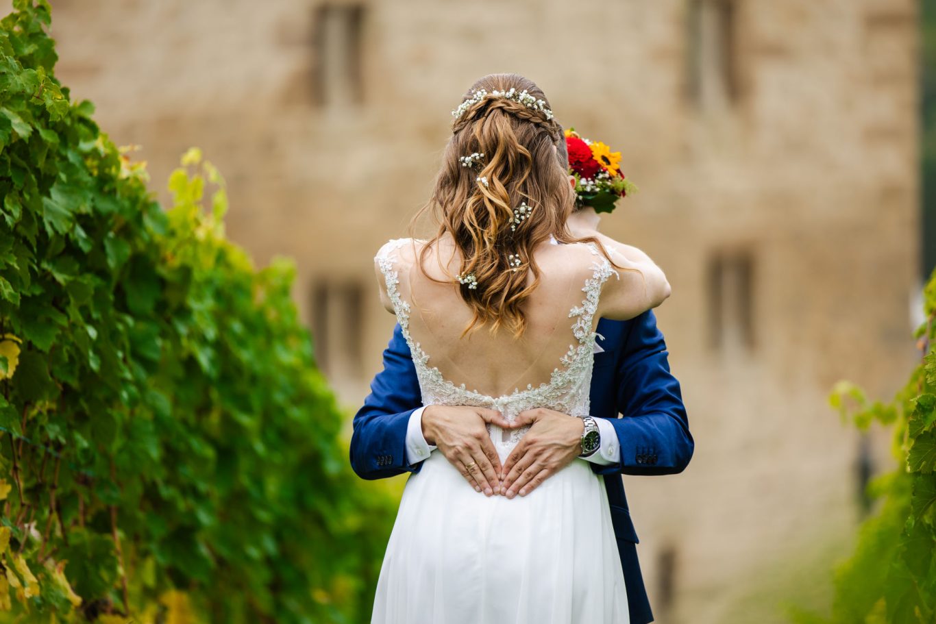 Brautpaar umarmt sich beim Hochzeitsshooting auf der Y-Burg