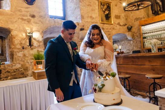 Brautpaar mit Hochzeitstorte auf Burg Lichtenberg