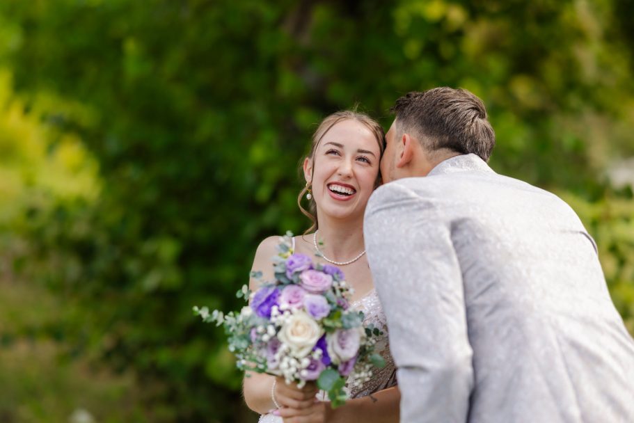 Brautpaar mit Brautstrauß beim Hochzeitsshooting im Feld