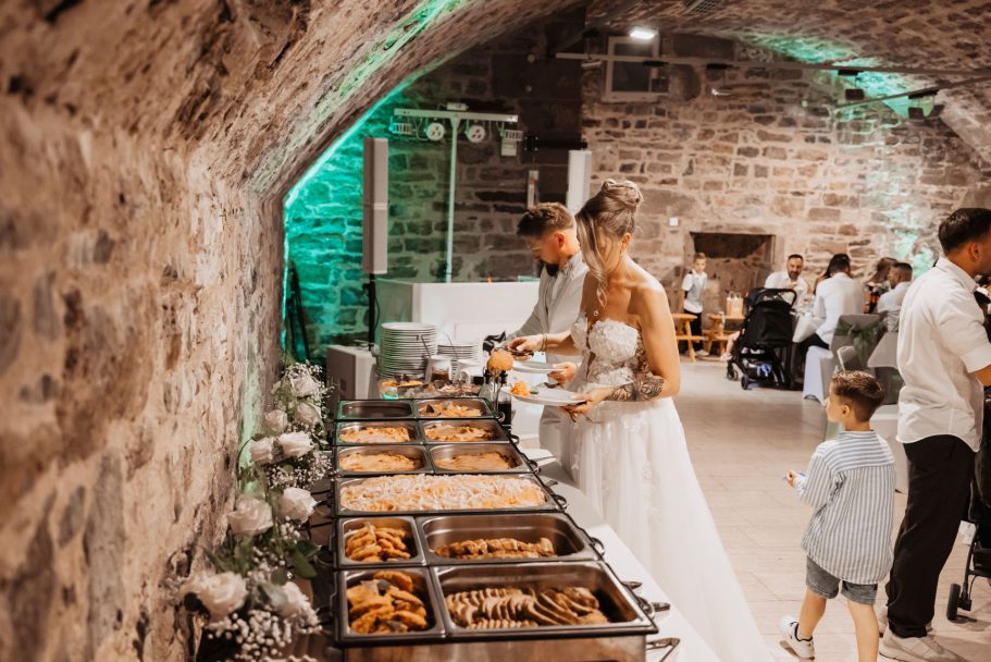 Brautpaar am Buffet im Kameralamtskeller