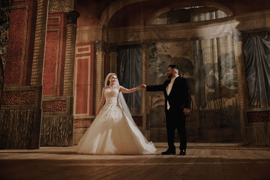 Brautpaar beim Hochzeitsshooting im Schlosstheater Ludwigsburg