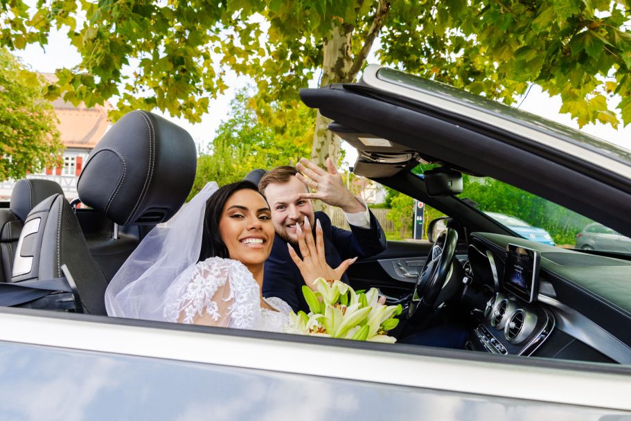 Mit dem Hochzeitsauto zur Feier