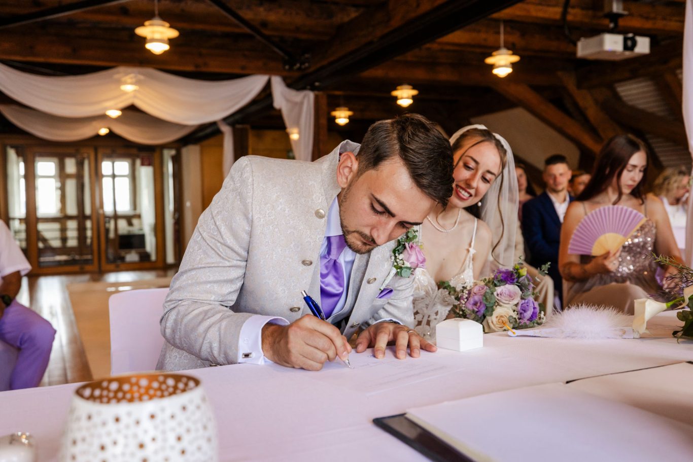 Bräutigam bei der Unterschrift während der standesamtlichen Trauung
