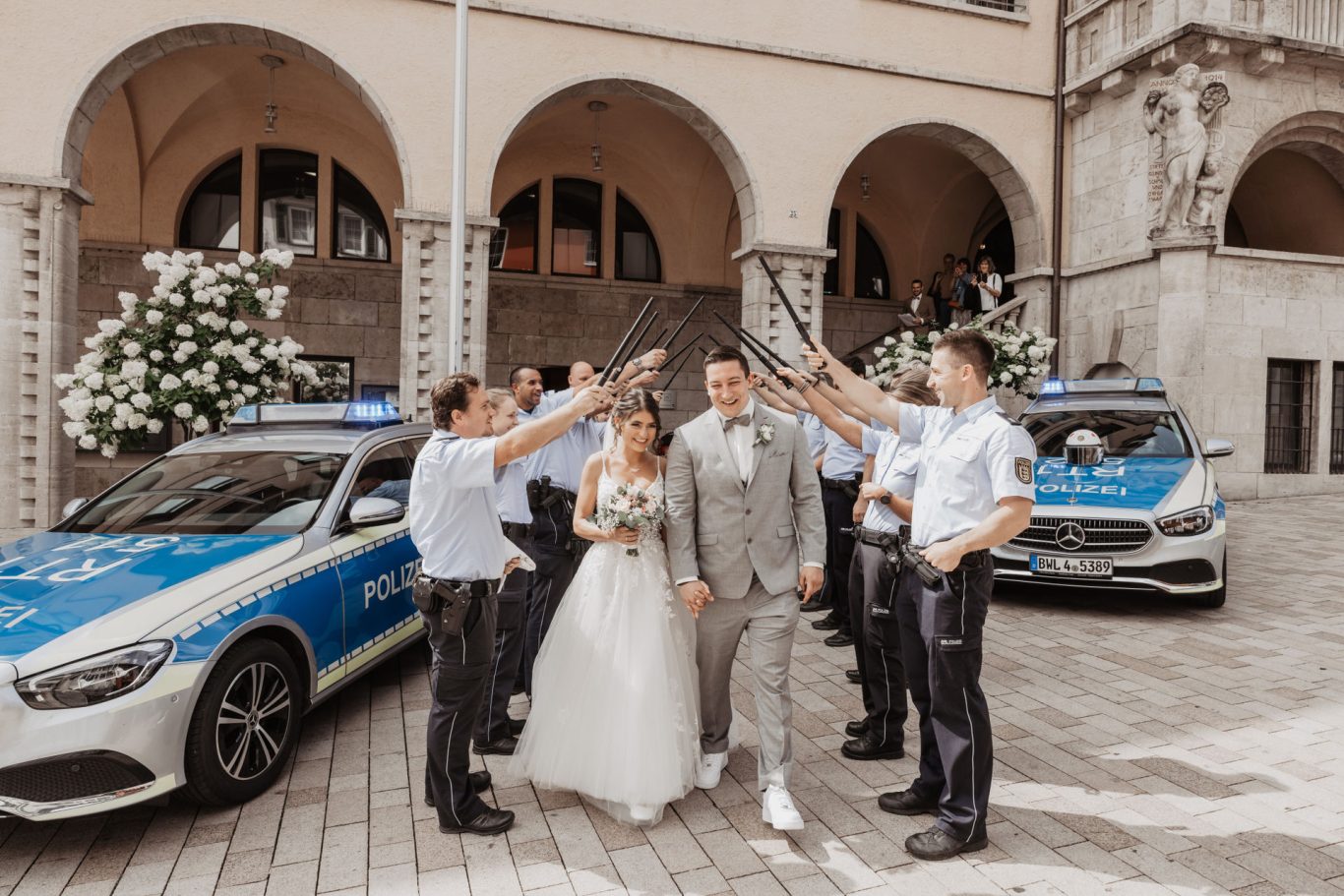 Julia und Chris nach der Trauung mit Glückwünschen vor dem Rathaus
