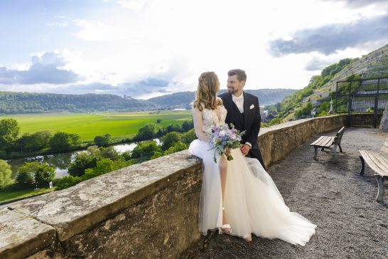 Brautpaar beim Hochzeitsshooting mit Blick über die Landschaft