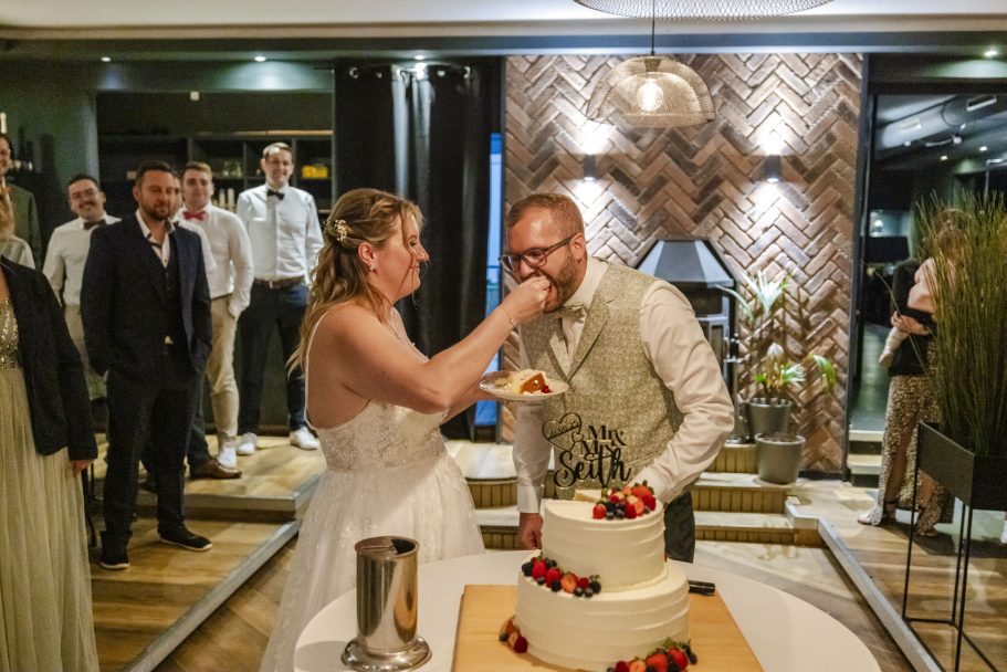 Emotionaler Moment des Brautpaares beim Anschneiden der Hochzeitstorte
