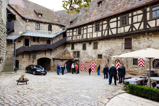 Brautpaar und Gäste beim Sektempfang auf Burg Lichtenberg