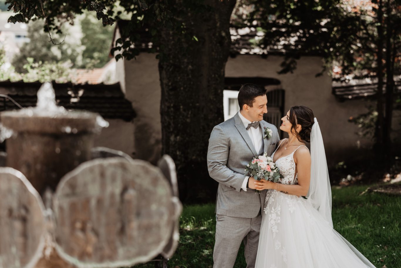 Julia und Chris beim Brautpaar-Shooting im Schlosspark des Stauffenberg-Schlosses in Lautlingen