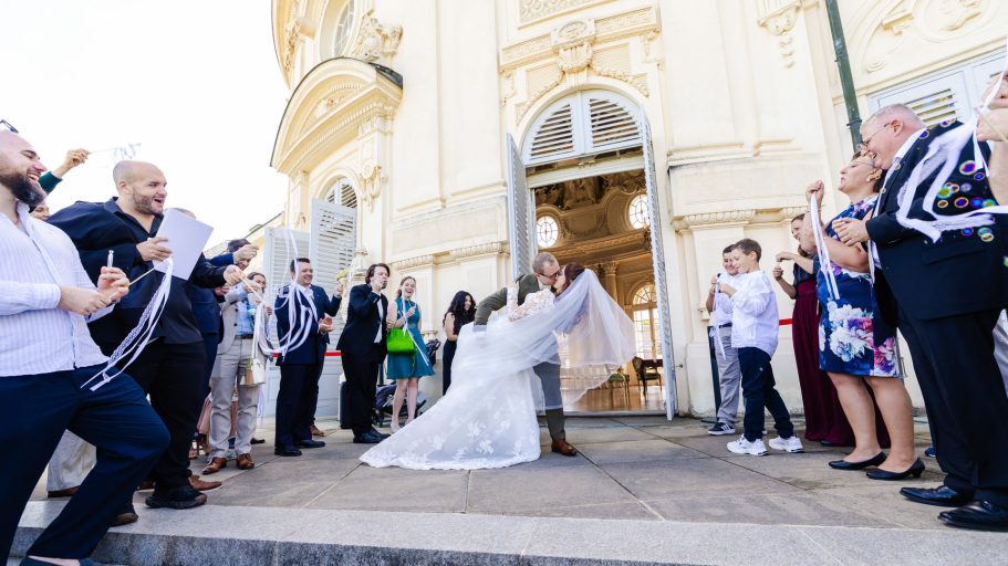 Brautpaar beim Hochzeitsshooting auf Schloss Solitude