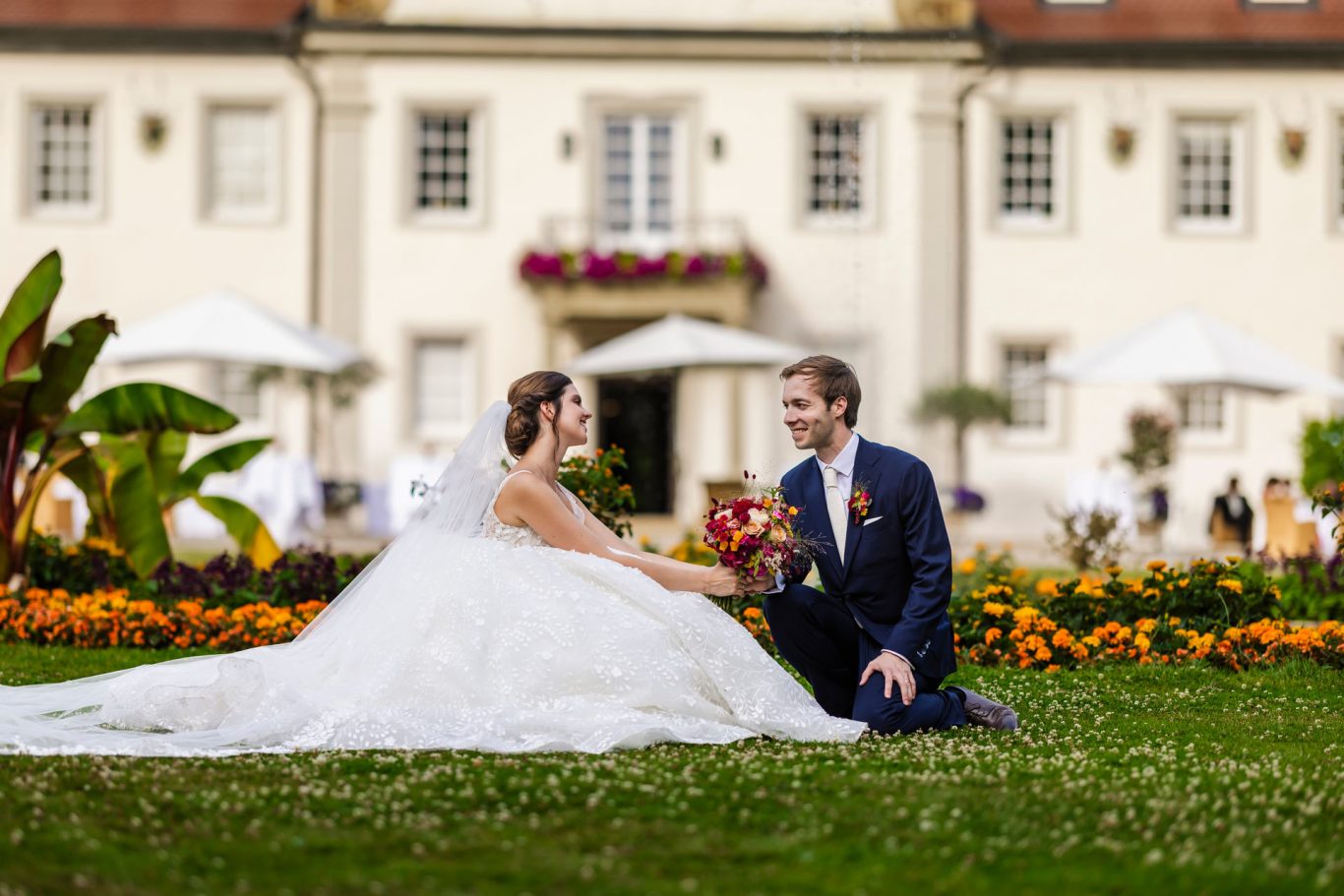 Brautpaar Shooting vor Schlosshotels Friedrichsruhe