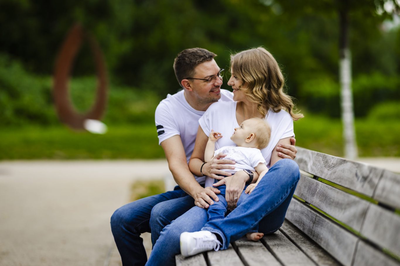Eltern mit Baby auf der Bank