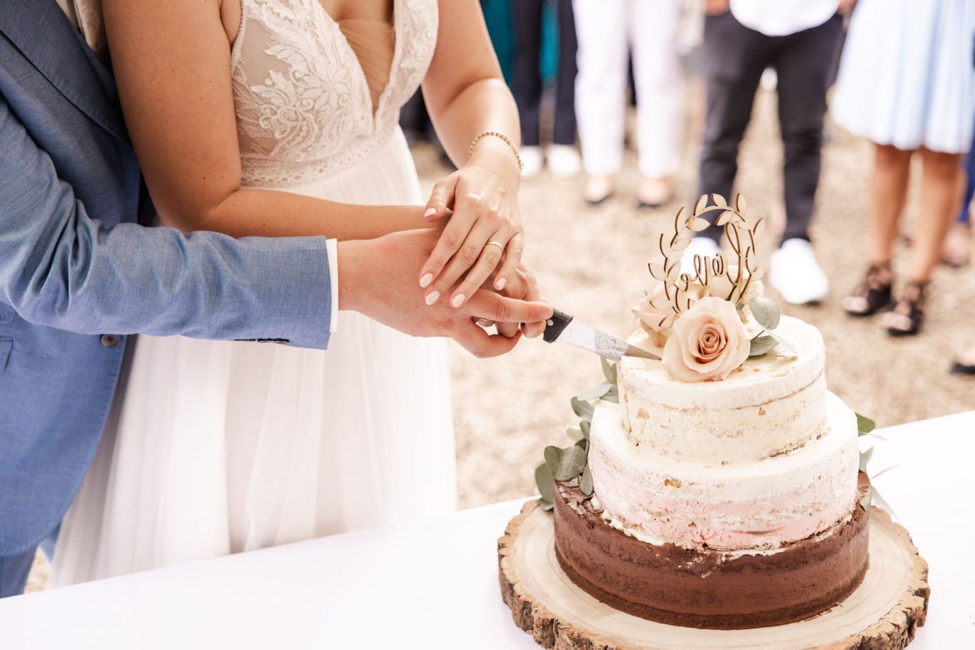 Detailaufnahme beim Anschneiden der Hochzeitstorte