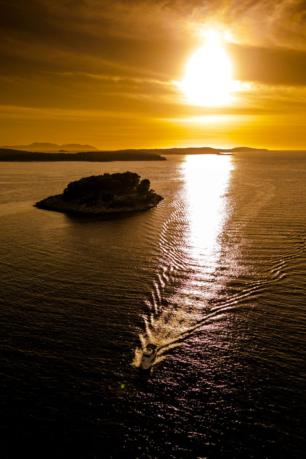 Sonnenuntergang über Hvar und der kroatischen Adriaküste
