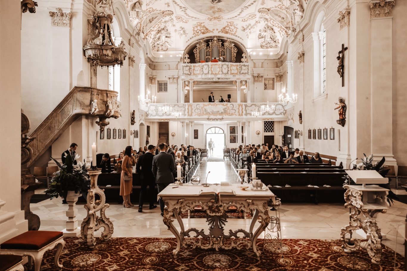 Innenansicht der Wallfahrtskirche Ave-Maria während der Hochzeit