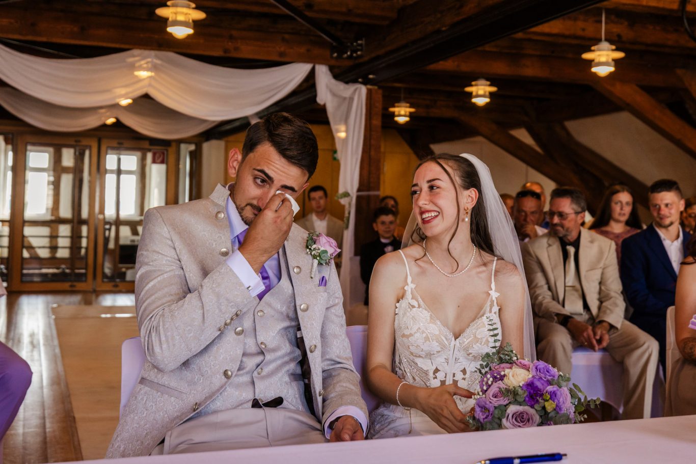 Emotionaler Moment des Brautpaares während der Trauung