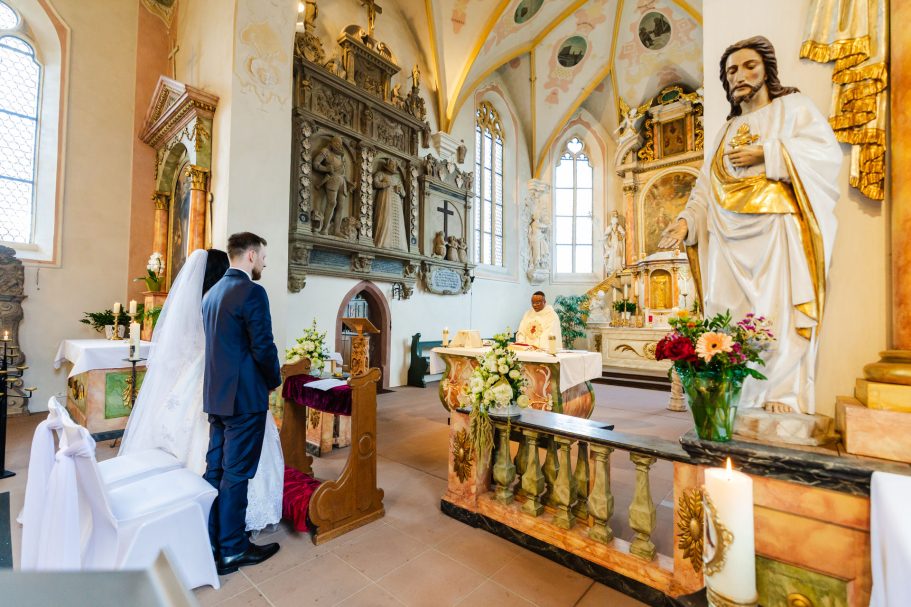 Brautpaar bei der Trauung in Neuhausen