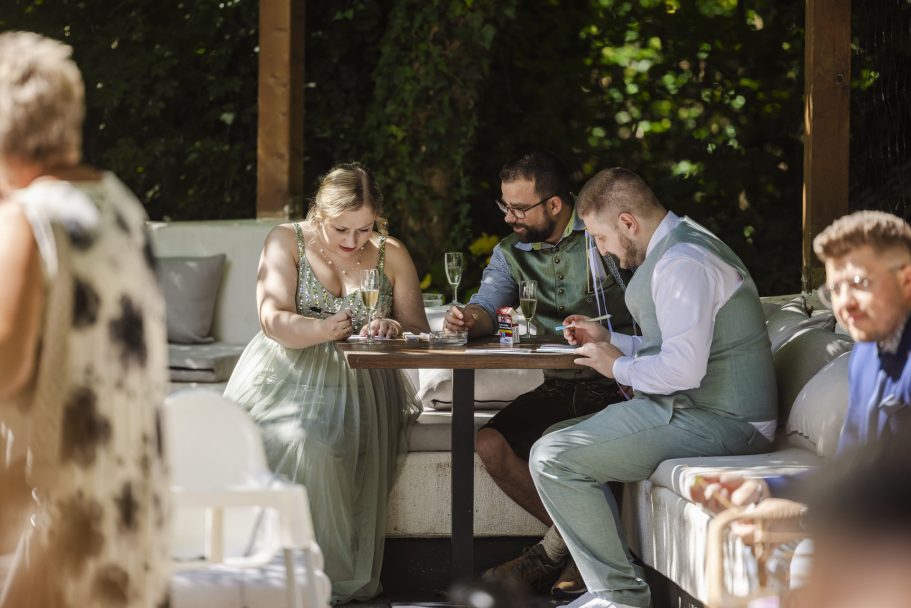 Gäste unterhalten sich beim Sektempfang der Hochzeit