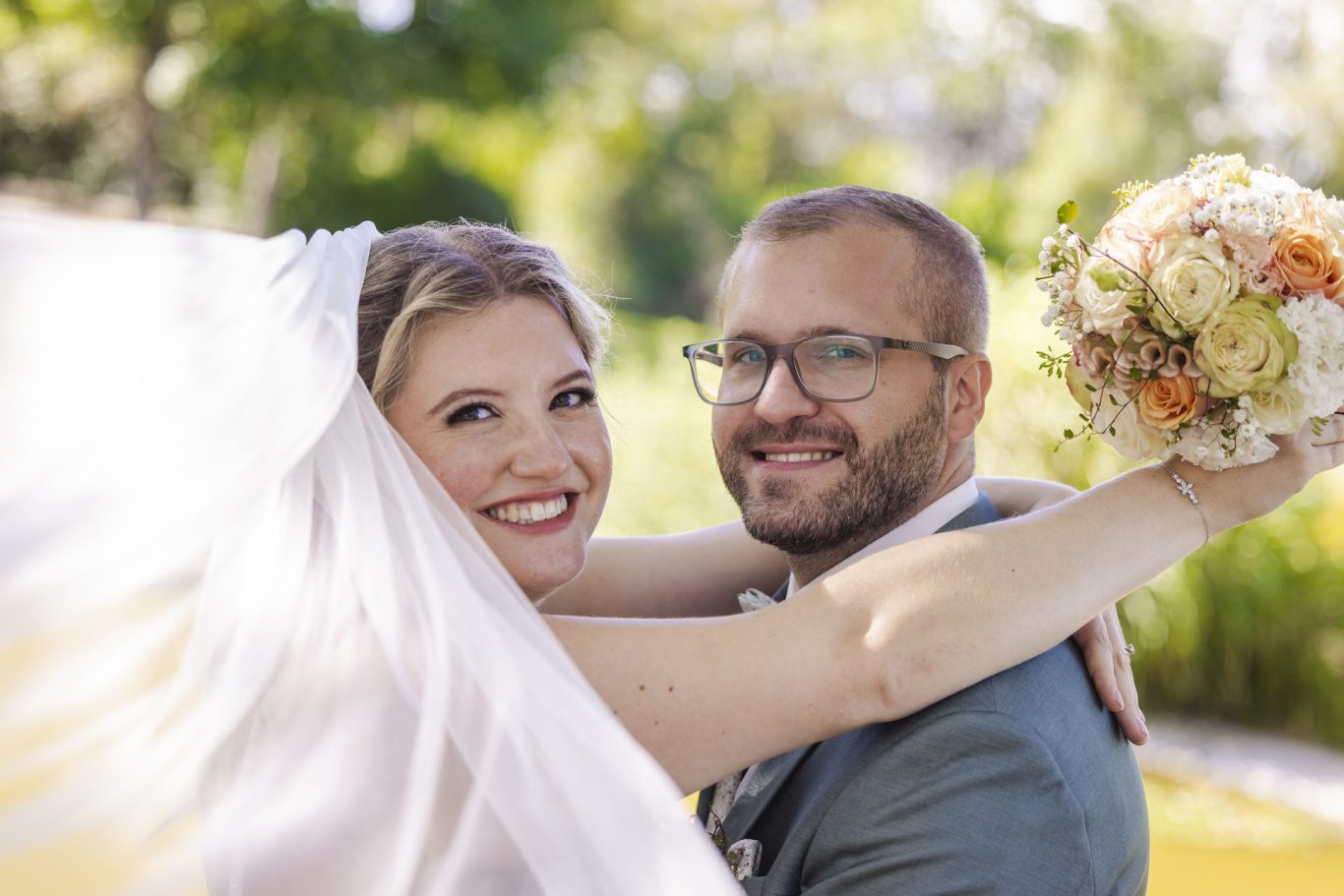 Natürliches Portrait von Braut und Bräutigam beim Hochzeitsshooting