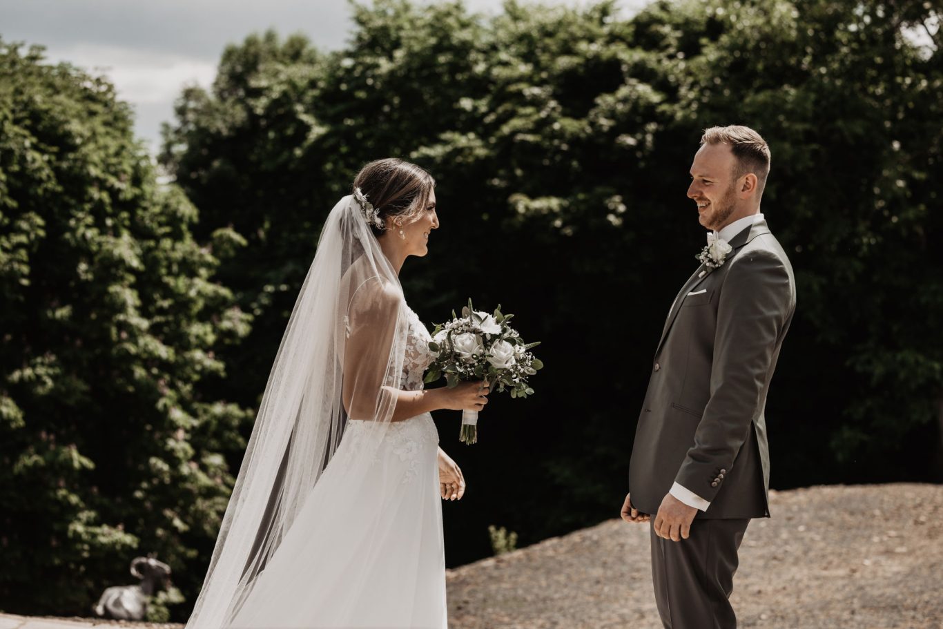Braut und Bräutigam beim First Look am Burghotel Staufeneck