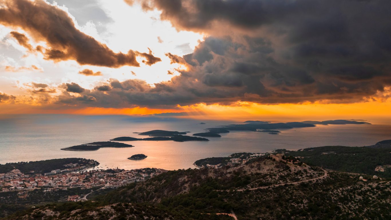 Hvar Stadt und Pakleni-Inseln aus der Luft