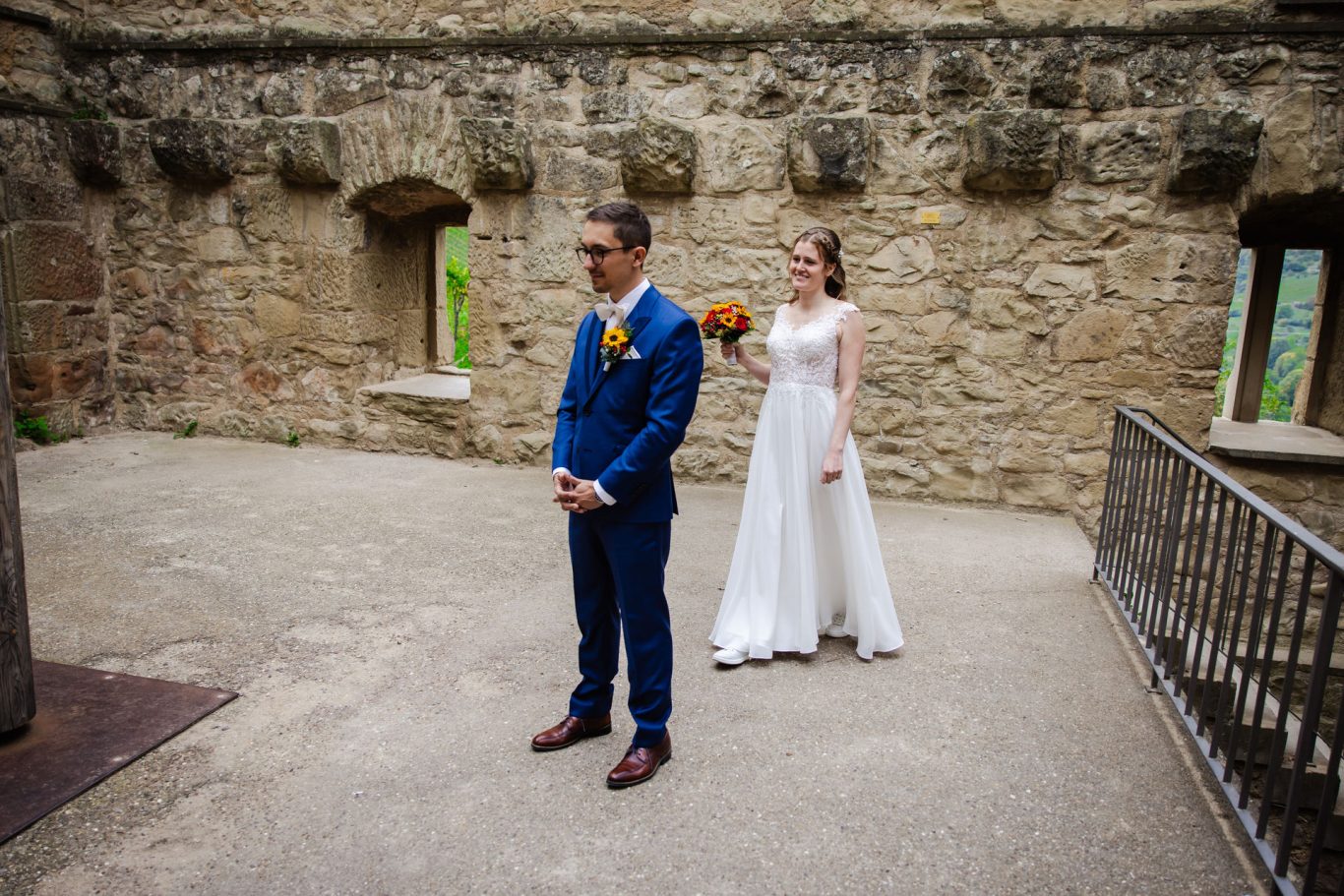 Braut und Bräutigam beim First Look auf der Y-Burg