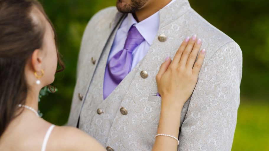 Detailaufnahme des Bräutigams mit Anzug und Ansteckblume