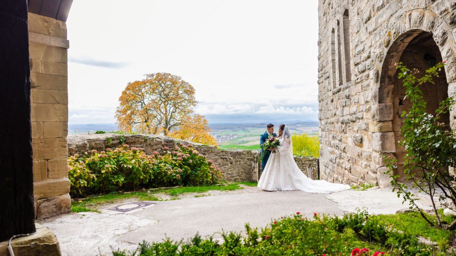 Brautpaar beim Hochzeitsshooting in der historischen Burgkulisse