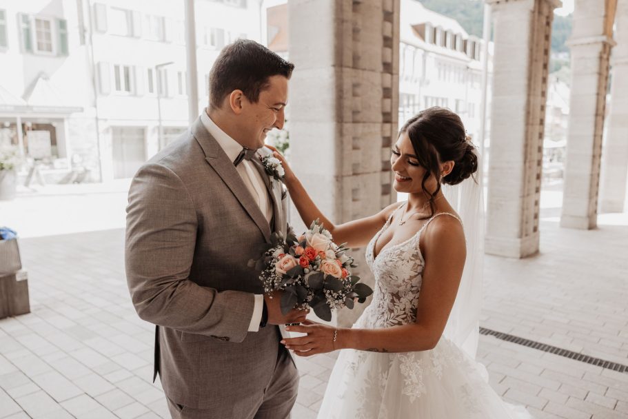 Julia und Chris beim First Look vor dem Rathaus in Albstadt-Ebingen