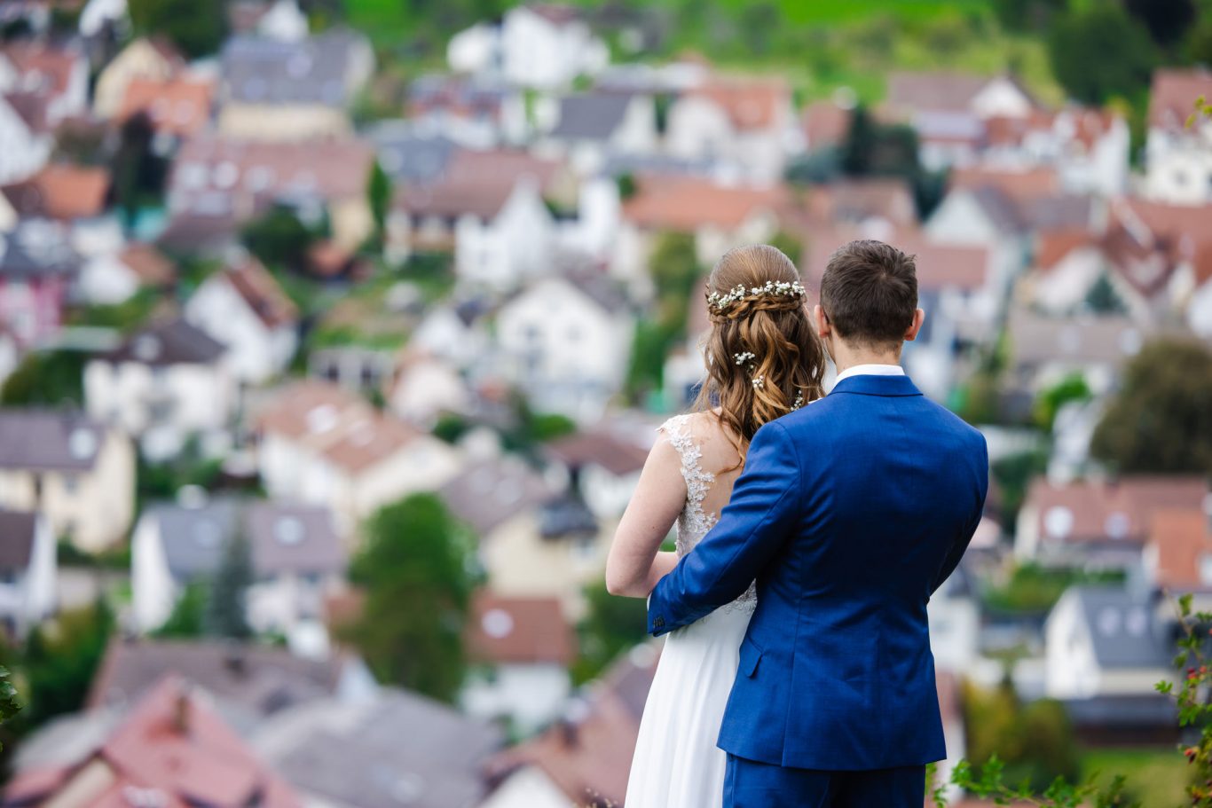Brautpaar mit Blick über Kernen beim Hochzeitsshooting auf der Y-Burg