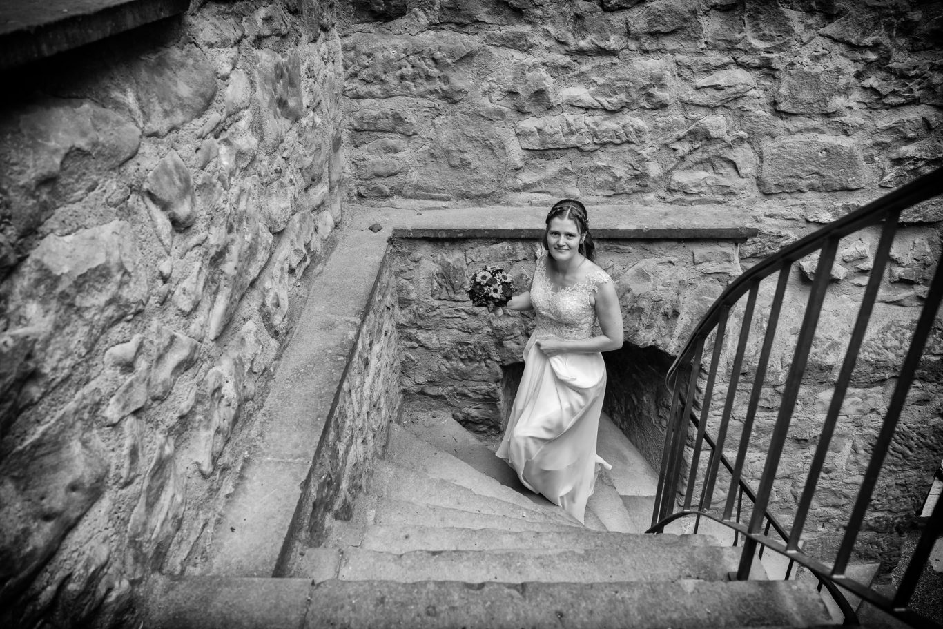 Braut beim First Look auf der Y-Burg in Schwarzweiß