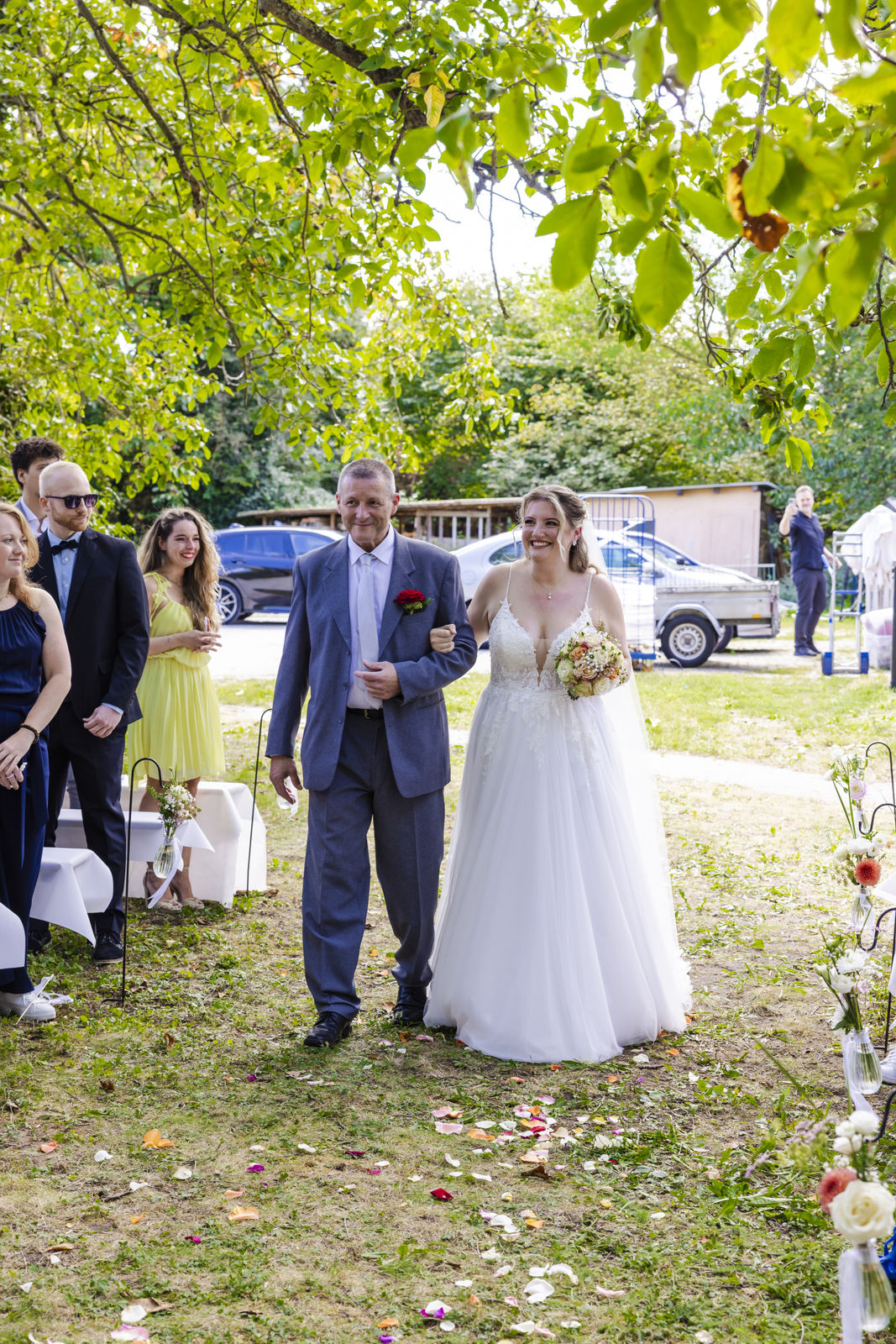 Braut zieht bei der freien Trauung im The Woods Ketsch mit ihrem Vater ein