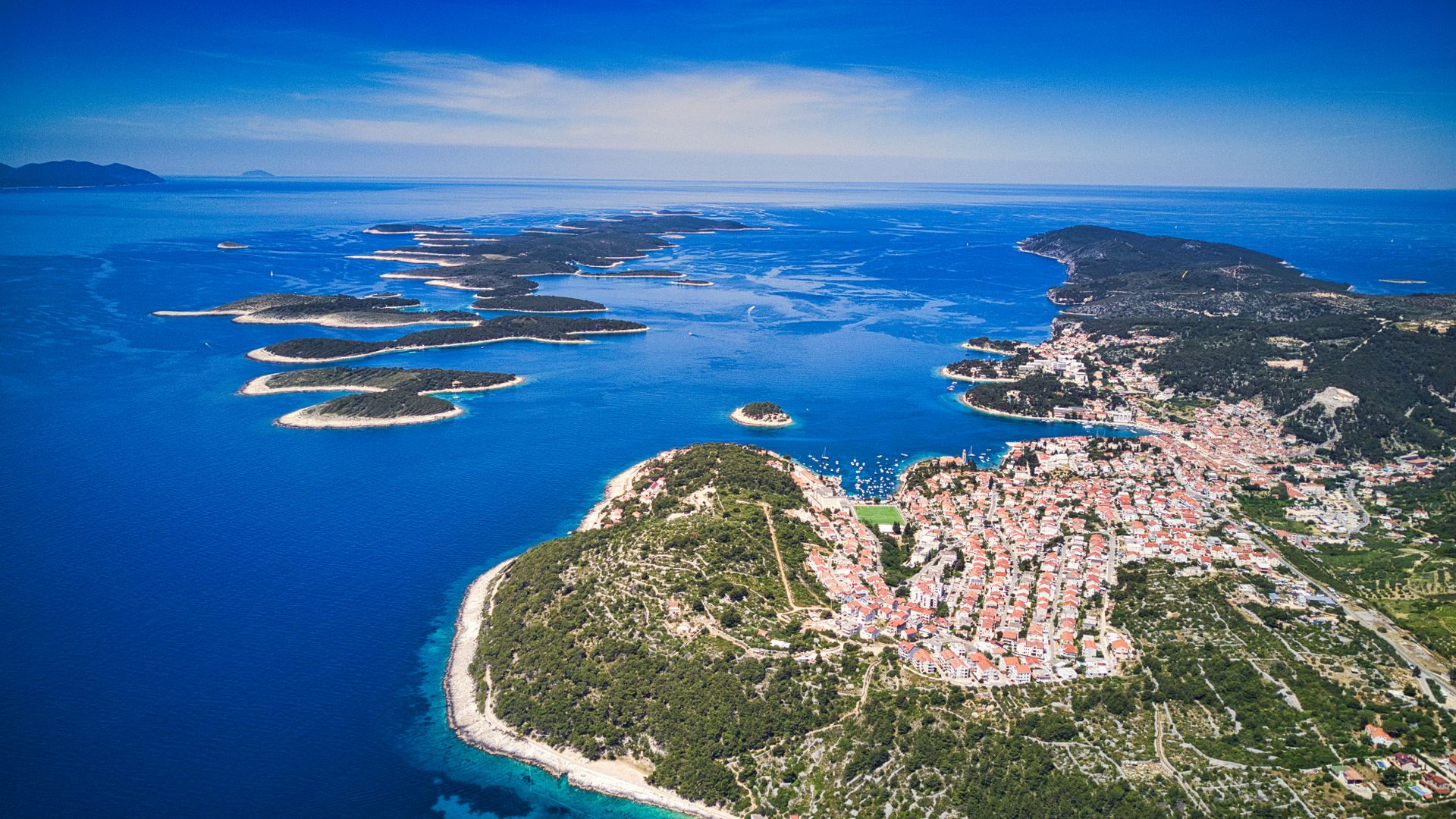 Hvar in Kroatien aus der Luft mit Blick auf die Inselwelt der Adria